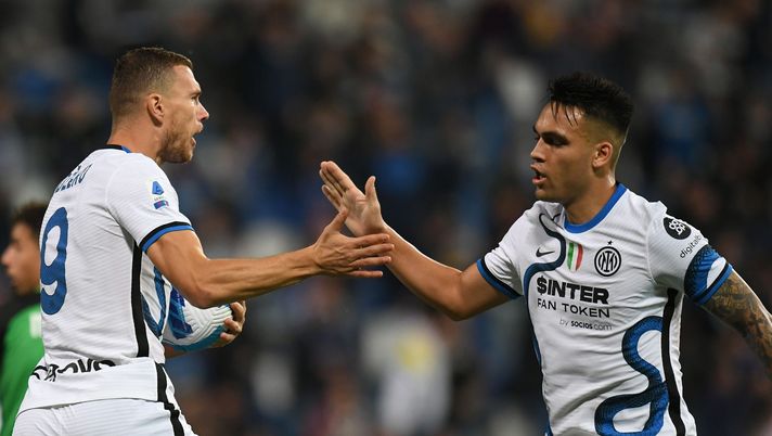REGGIO NELL'EMILIA, ITALY - OCTOBER 02: Edin Dzeko of FC Internazionale celebrates with Lautaro Martinez after scoring the 1-1 goal during the Serie A match between US Sassuolo v FC Internazionale at Mapei Stadium - Citta' del Tricolore on October 02, 2021 in Reggio nell'Emilia, Italy. (Photo by Alessandro Sabattini/Getty Images) REGGIO NELL'EMILIA, ITALY - OCTOBER 02: Edin Dzeko of FC Internazionale celebrates with Lautaro Martinez after scoring the 1-1 goal during the Serie A match between US Sassuolo v FC Internazionale at Mapei Stadium - Citta' del Tricolore on October 02, 2021 in Reggio nell'Emilia, Italy. (Photo by Alessandro Sabattini/Getty Images)