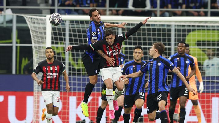 MILAN, ITALY - MAY 16: Hakan Calhanoglu of FC Internazionale jumps for the ball with Brahim Diaz of AC Milan during the UEFA Champions League semi-final second leg match between FC Internazionale and AC Milan at Stadio Giuseppe Meazza on May 16, 2023 in Milan, Italy. (Photo by Alexander Hassenstein/Getty Images) Braglia: “Nessuno si aspettava il Milan in Semifinale, squadra cresciuta” - immagine 1