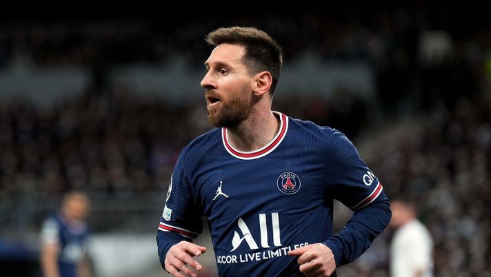 MADRID, SPAIN - MARCH 09: Lionel Messi of Paris Saint-Germain looks on during the UEFA Champions League Round Of Sixteen Leg Two match between Real Madrid and Paris Saint-Germain at Estadio Santiago Bernabeu on March 09, 2022 in Madrid, Spain. (Photo by Angel Martinez/Getty Images) MLS, il mister del Charlotte FC: “Non è necessario che Messi venga qui…” - immagine 1