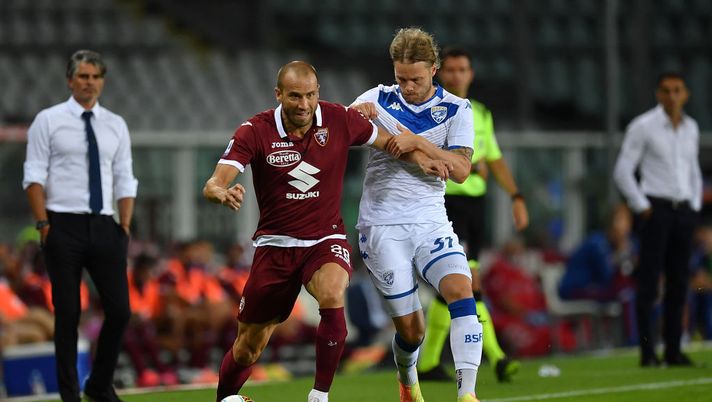 TURIN, ITALY - JULY 08:  Lorenzo De Silvestri (L) of Torino FC is challenged by Birkir Bjarnason of Brescia Calcio during the Serie A match between Torino FC and  Brescia Calcio at Stadio Olimpico di Torino on July 8, 2020 in Turin, Italy.  (Photo by Valerio Pennicino/Getty Images) 