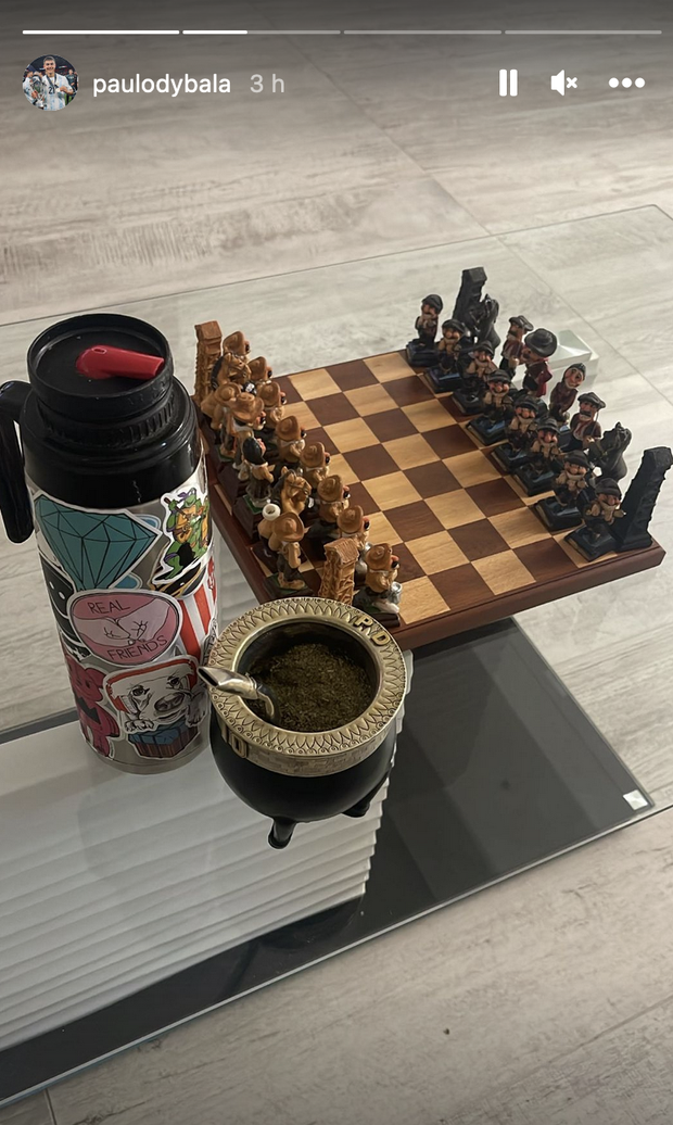 Relax Dybala, mate e scacchi nel giorno libero – FOTO- immagine 2