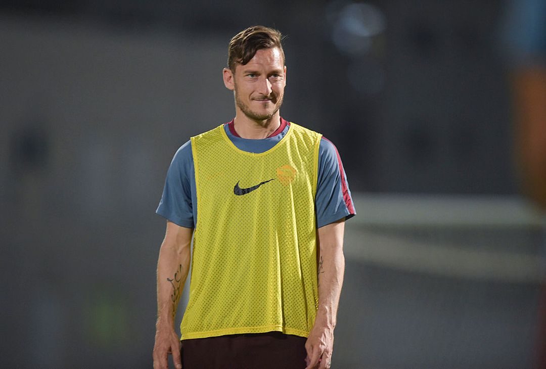  Francesco Totti attends an As Roma training session at  on May 19, 2016 in Al Ain, United Arab Emirates. 