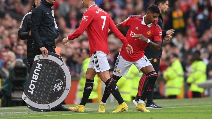 MANCHESTER, ENGLAND - OCTOBER 16: Cristiano Ronaldo of Manchester United is substituted and replaced by Marcus Rashford of Manchester United during the Premier League match between Manchester United and Newcastle United at Old Trafford on October 16, 2022 in Manchester, England. (Photo by Stu Forster/Getty Images) Cristiano Ronaldo, maneggiare con cura: la storia insegna che gestirlo è materia assai complicata- immagine 2