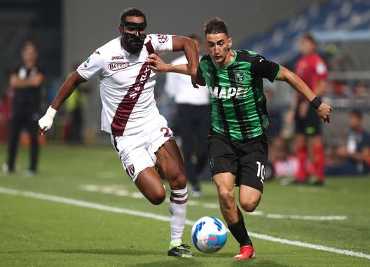 REGGIO NELL'EMILIA, ITALY - SEPTEMBER 17: Koffi Djidji of Torino FC competes for the ball with Filip Djuricic of US Sassuolo during the Serie A match between US Sassuolo and Torino FC at Mapei Stadium - Citta' del Tricolore on September 17, 2021 in Reggio nell'Emilia, Italy. (Photo by Marco Luzzani/Getty Images) Calciomercato Torino, per la trequarti occasione Djuricic: è in scadenza col Sassuolo- immagine 2