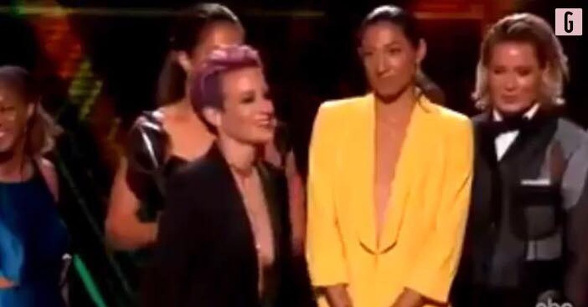 VIDEO Mondiali femminili, imbarazzo per Megan Rapinoe incidente hot
