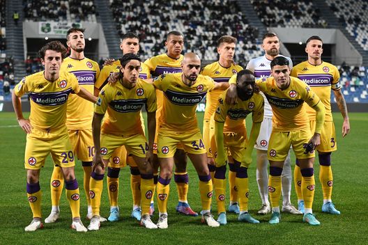 REGGIO NELL'EMILIA, ITALY - FEBRUARY 26:ACF Fiorentina team line up during the Serie A match between US Sassuolo and ACF Fiorentina at Mapei Stadium - Citta' del Tricolore on February 26, 2022 in Reggio nell'Emilia, Italy. (Photo by Alessandro Sabattini/Getty Images) REGGIO NELL'EMILIA, ITALY - FEBRUARY 26:ACF Fiorentina team line up during the Serie A match between US Sassuolo and ACF Fiorentina at Mapei Stadium - Citta' del Tricolore on February 26, 2022 in Reggio nell'Emilia, Italy. (Photo by Alessandro Sabattini/Getty Images)