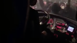 Bologna, Mihajlovic dal pullman ridicolizza i tifosi. La risposta in uno striscione