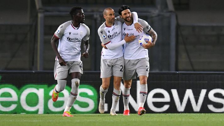 VERONA, ITALY - MAY 17: Rodrigo Palacio of Bologna FC celebrates with his team mates after scoring his team's second goal during the Serie A match between Hellas Verona FC and Bologna FC at Stadio Marcantonio Bentegodi on May 17, 2021 in Verona, Italy. Sporting stadiums around Italy remain under strict restrictions due to the Coronavirus Pandemic as Government social distancing laws prohibit fans inside venues resulting in games being played behind closed doors. (Photo by Alessandro Sabattini/Getty Images) VERONA, ITALY - MAY 17: Rodrigo Palacio of Bologna FC celebrates with his team mates after scoring his team's second goal during the Serie A match between Hellas Verona FC and Bologna FC at Stadio Marcantonio Bentegodi on May 17, 2021 in Verona, Italy. Sporting stadiums around Italy remain under strict restrictions due to the Coronavirus Pandemic as Government social distancing laws prohibit fans inside venues resulting in games being played behind closed doors. (Photo by Alessandro Sabattini/Getty Images)