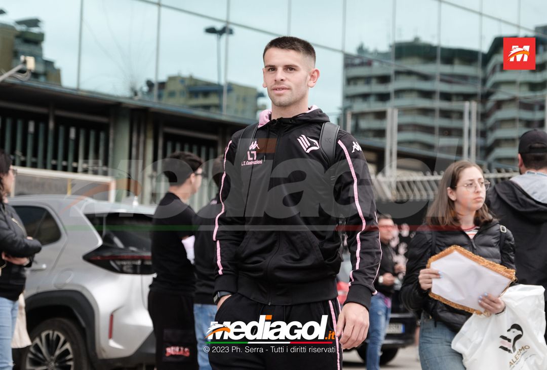 FOTO Cagliari-Palermo, i Rosanero in partenza dal “Renzo Barbera” (GALLERY) - immagine 26