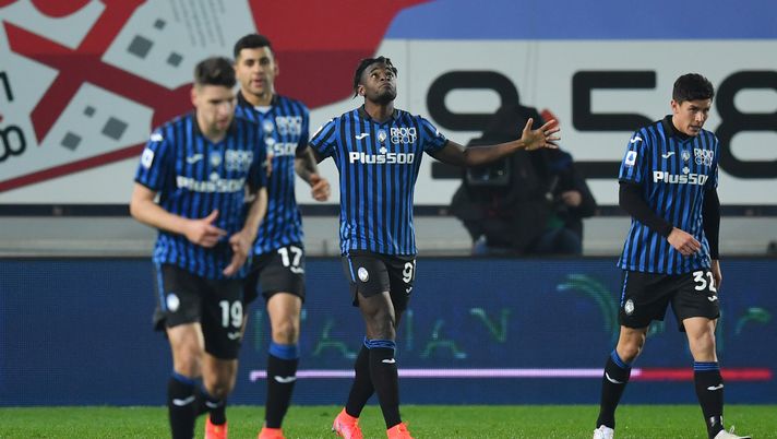 BERGAMO, ITALY - FEBRUARY 21: Duvan Zapata of Atalanta B.C. celebrates with team mates after scoring his team's first goal during the Serie A match between Atalanta BC and SSC Napoli at Gewiss Stadium on February 21, 2021 in Bergamo, Italy. Sporting stadiums around Italy remain under strict restrictions due to the Coronavirus Pandemic as Government social distancing laws prohibit fans inside venues resulting in games being played behind closed doors. (Photo by Valerio Pennicino/Getty Images) 
