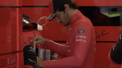 F1 GP Austria, nel box Ferrari, si studia: Sainz dà uno sguardo agli appunti