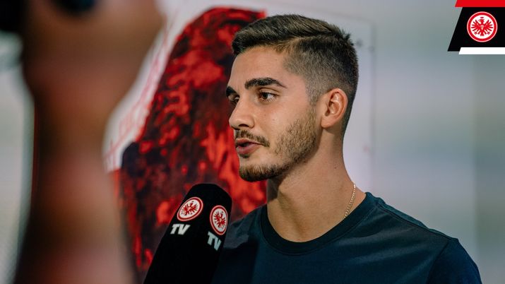 André Silva, ex attaccante del Milan, intervistato da 'Eintracht TV' (credits: Official Eintracht Frankfurt Twitter account) 