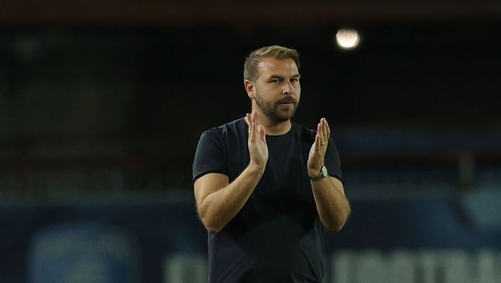 EMPOLI, ITALY - SEPTEMBER 12: Paolo Zanetti manager of Empoli FC gestures during the Serie A match between Empoli FC and AS Roma at Stadio Carlo Castellani on September 12, 2022 in Empoli, Italy. (Photo by Gabriele Maltinti/Getty Images) Zanetti: “Haas, Bajrami, Pjaca, Baldanzi, out un centrocampista e la gestione di Destro” - immagine 1