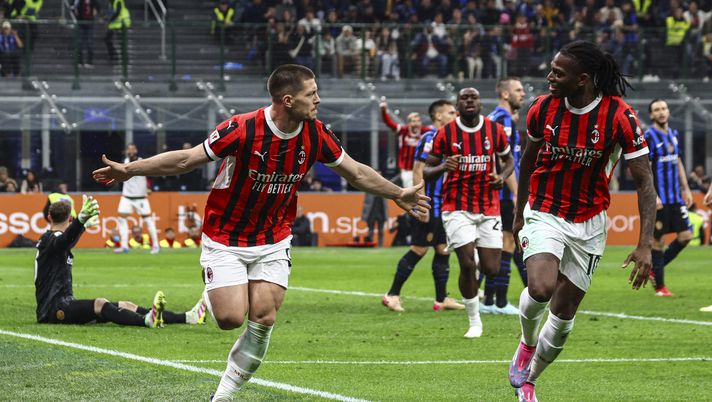 MILAN, ITALY - APRIL 23: Luka Jovic of AC Milan celebrates with Rafael Leao after scoring the his team's second goal during the Coppa Italia Semi Final match between FC Internazionale and AC Milan at Stadio Giuseppe Meazza on April 23, 2025 in Milan, Italy. (Photo by Giuseppe Cottini/AC Milan via Getty Images) Pellegatti: “Cominciamo a vincere la Coppa Italia, poi vediamo se…” - immagine 1