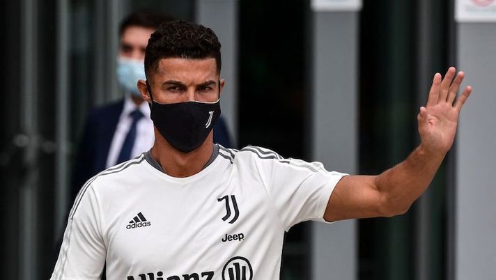 Juventus' Portuguese forward Cristiano Ronaldo waves to fans as he leaves after his medical examination at the Juventus medical center in Turin, on July 26, 2021. (Photo by Miguel MEDINA / AFP) (Photo by MIGUEL MEDINA/AFP via Getty Images) Allegri su Ronaldo: “Quest’anno gli chiedo più responsabilità, è in gran condizione” - immagine 1
