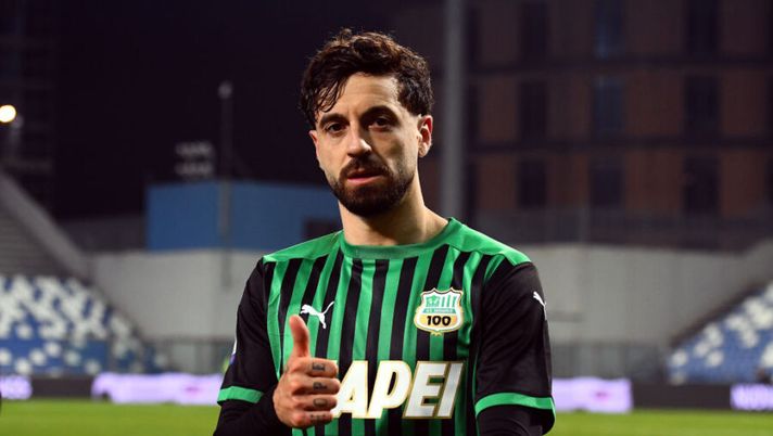 REGGIO NELL'EMILIA, ITALY - MARCH 03: Francesco Caputo of U.S. Sassuolo Calcio celebrates victory after the Serie A match between US Sassuolo and SSC Napoli at Mapei Stadium - Città del Tricolore on March 03, 2021 in Reggio nell'Emilia, Italy. Sporting stadiums around Italy remain under strict restrictions due to the Coronavirus Pandemic as Government social distancing laws prohibit fans inside venues resulting in games being played behind closed doors. (Photo by Alessandro Sabattini/Getty Images) Da Caputo a Rebic, Lukaku, Ilicic e Sanabria: chi rischia e chi no, la gestione dei casi delicati- immagine 1