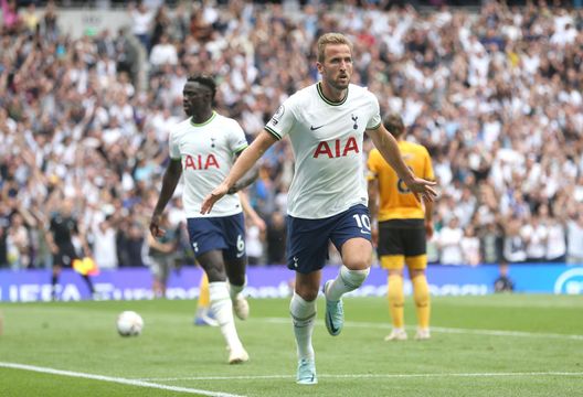 LONDON, ENGLAND - AUGUST 20: Tottenham Hotspur's Harry Kane celebrates scoring his side's first goal during the Premier League match between Tottenham Hotspur and Wolverhampton Wanderers at Tottenham Hotspur Stadium on August 20, 2022 in London, United Kingdom. (Photo by Rob Newell - CameraSport via Getty Images) Conte: “Kane straordinario ma sono certo che baratterebbe i successi individuali con un titolo” - immagine 1