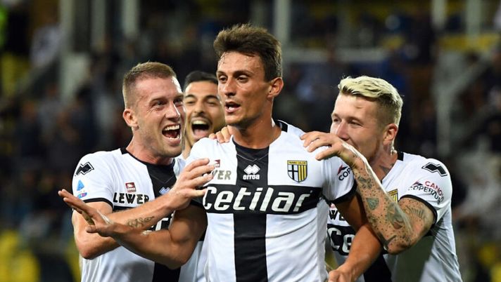 PARMA, ITALY - SEPTEMBER 30: Roberto Inglese of Parma Calcio celebrates after scoring the3-2 goal during the Serie A match between Parma Calcio and Torino FC at Stadio Ennio Tardini on September 30, 2019 in Parma, Italy. (Photo by Alessandro Sabattini/Getty Images) Il Corriere: “Parma, la doccia gelata arriva prima del ritiro: difficile ricominciare” - immagine 1