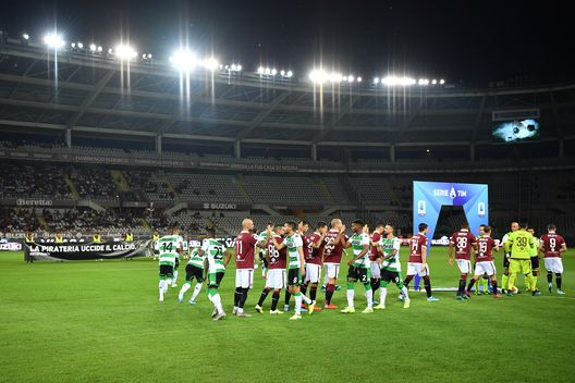  TURIN, ITALY - AUGUST 25: Team of Torino FC and team of US Sassuolo line up during the Serie A match between Torino FC and US Sassuolo at Stadio Olimpico di Torino on August 25, 2019 in Turin, Italy. (Photo by Valerio Pennicino/Getty Images) 