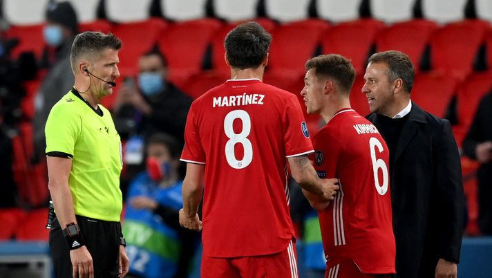 PARIS, FRANCE - APRIL 13: Javi Martinez, Joshua Kimmich and Hans-Dieter Flick, Head Coach of FC Bayern Muenchen speak with match referee Daniele Orsato at full-time after the UEFA Champions League Quarter Final Second Leg match between Paris Saint-Germain and FC Bayern Munich at Parc des Princes on April 13, 2021 in Paris, France. Sporting stadiums around France remain under strict restrictions due to the Coronavirus Pandemic as Government social distancing laws prohibit fans inside venues resulting in games being played behind closed doors. (Photo by Matthias Hangst/Getty Images) PARIS, FRANCE - APRIL 13: Javi Martinez, Joshua Kimmich and Hans-Dieter Flick, Head Coach of FC Bayern Muenchen speak with match referee Daniele Orsato at full-time after the UEFA Champions League Quarter Final Second Leg match between Paris Saint-Germain and FC Bayern Munich at Parc des Princes on April 13, 2021 in Paris, France. Sporting stadiums around France remain under strict restrictions due to the Coronavirus Pandemic as Government social distancing laws prohibit fans inside venues resulting in games being played behind closed doors. (Photo by Matthias Hangst/Getty Images)