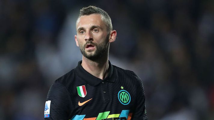 EMPOLI, ITALY - OCTOBER 27: Marcelo Brozovic of FC Internazionale in action during the Serie A match between Empoli FC and FC Internazionale at Stadio Carlo Castellani on October 27, 2021 in Empoli, Italy. (Photo by Gabriele Maltinti/Getty Images) Gazzetta: “Brozovic ci prova per il Lecce. Inzaghi ha già pronto il piano B” - immagine 1