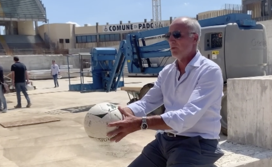 Diego Bonavina nel cantiere della nuova curva sud, un'immagine che ci accompagnerà ancora a lungo Nuova Curva Sud, gli ultras si fanno sentire: “Ora basta prese in giro”- immagine 2