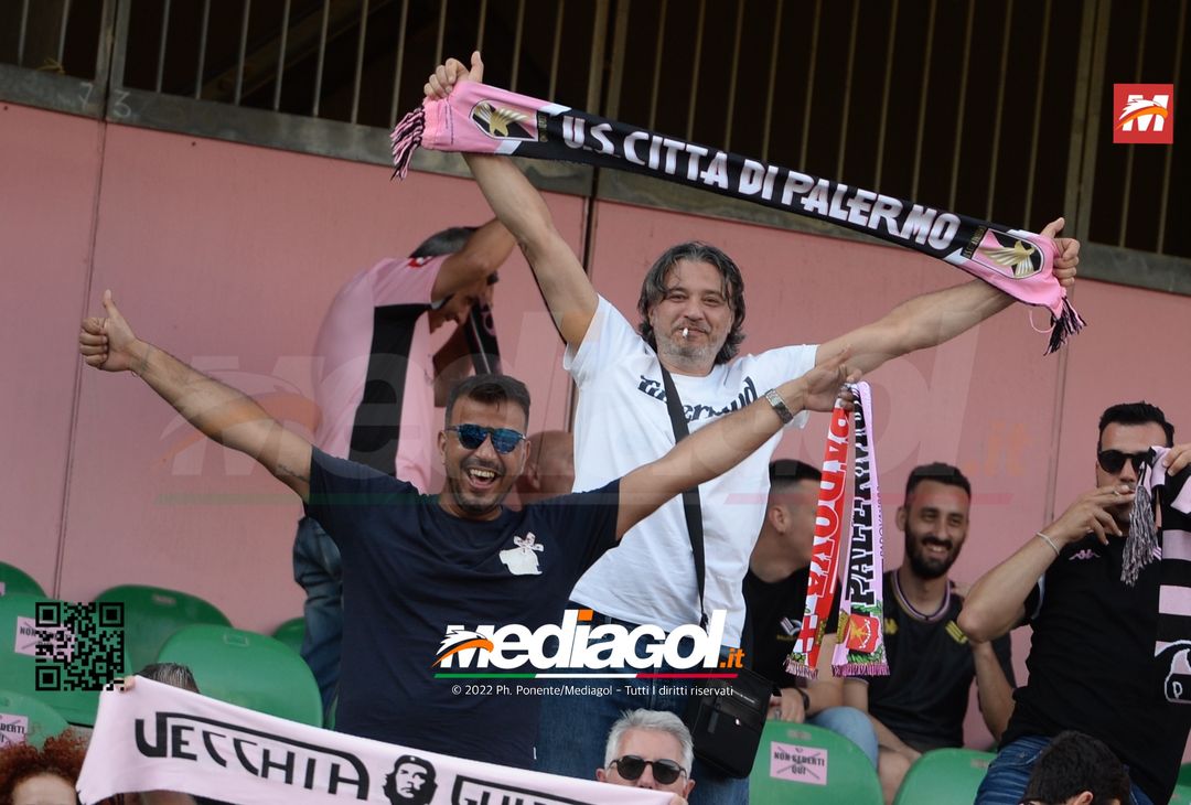 Fototifo, facce da Serie B. I tifosi allo stadio per Palermo-Padova 1-0 - immagine 74