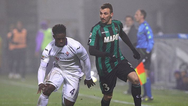 REGGIO NELL'EMILIA, ITALY - FEBRUARY 14: Alessandro Longhi (R) of US Sassuolo Calcio is challenged by Micah Richards (L) of ACF Fiorentina during the Serie A match between US Sassuolo Calcio and ACF Fiorentina on February 14, 2015 in Reggio nell'Emilia, Italy. (Photo by Marco Luzzani/Getty Images) Sassuolo, Alessandro Longhi: “Berardi è sempre rimasto perché crede nel progetto” - immagine 1