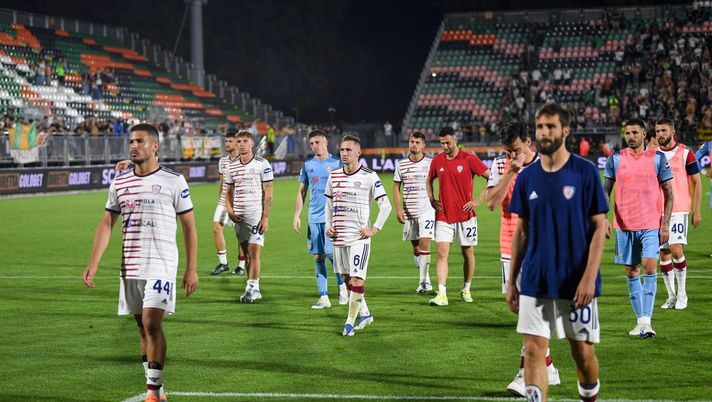 VENICE, ITALY - MAY 22: Players of Cagliari show their dejection after the Serie A match between Venezia FC and Cagliari Calcio at Stadio Pier Luigi Penzo on May 22, 2022 in Venice, Italy. (Photo by Getty Images/Getty Images) CAGLIARI POLEMICHE SENZA FINE