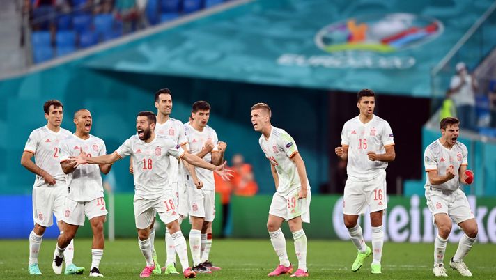 SAINT PETERSBURG, RUSSIA - JULY 02: Jordi Alba and Dani Olmo of Spain celebrate with team mates during the penalty shoot out during the UEFA Euro 2020 Championship Quarter-final match between Switzerland and Spain at Saint Petersburg Stadium on July 02, 2021 in Saint Petersburg, Russia. (Photo by Kirill Kudryavstev - Pool/Getty Images) SAINT PETERSBURG, RUSSIA - JULY 02: Jordi Alba and Dani Olmo of Spain celebrate with team mates during the penalty shoot out during the UEFA Euro 2020 Championship Quarter-final match between Switzerland and Spain at Saint Petersburg Stadium on July 02, 2021 in Saint Petersburg, Russia. (Photo by Kirill Kudryavstev - Pool/Getty Images)