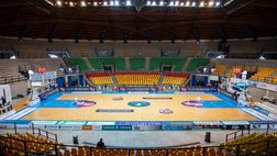 Sotto gli occhi di Zanetti: derby lombardo di basket, Cantù batte Varese con alcuni tifosi al PalaDesio