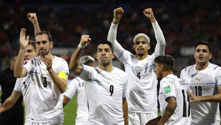 SANTIAGO, CHILE - MARCH 29: Luis Suarez of Uruguay celebrates with teammates after scoring the first goal of his team during the FIFA World Cup Qatar 2022 qualification match between Chile and Uruguay ay Estadio San Carlos de Apoquindo on March 29, 2022 in Santiago, Chile. (Photo by Alberto Valdez - Pool/Getty Images) Suarez può arrivare davvero alla Fiorentina? La versione dei quotidiani - immagine 1