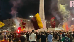VIDEO Roma, cori e fumogeni: il club compie 94 anni e i tifosi festeggiano così