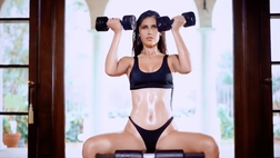 VIDEO / Ines Trocchia da impazzire. La modella mostra una sessione d’allenamento hot