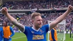 La curva Rangers in festa per il derby vinto: Goldson spettatore dei…suoi tifosi