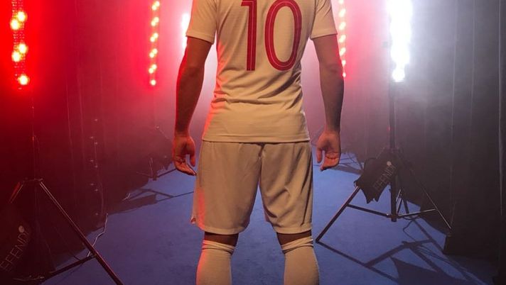 Hakan Calhanoglu e la maglia numero 10 della Turchia per i Mondiali, foto Twitter Calhanoglu