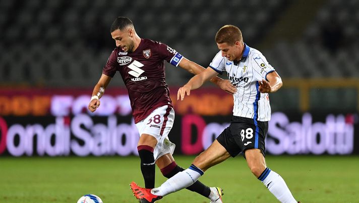 TURIN, ITALY - AUGUST 21:  Rolando Mandragora (L) of Torino FC is challenged by Mario Pasalic of Atalanta BC during the Serie A match between Torino FC and Atalanta BC at Stadio Olimpico di Torino on August 21, 2021 in Turin, Italy.  (Photo by Valerio Pennicino/Getty Images)