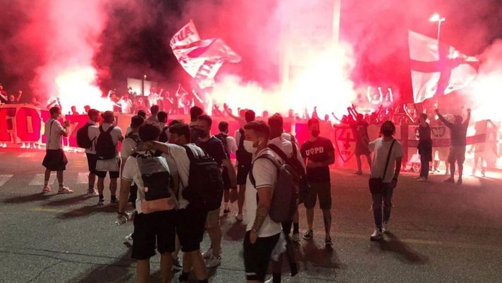 I tifosi del Padova invadono l’aeroporto di Verona: biancoscudati in finale per la B 
