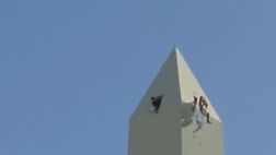 VIDEO / La bandiera argentina sventola sull’Obelisco di Buenos Aires