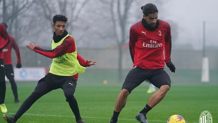 Ricardo Rodríguez in allenamento con il Milan a Milanello (credits: acmilan.com)
