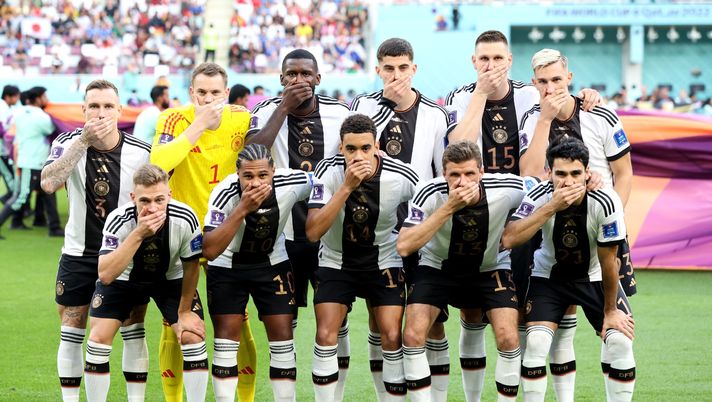 Germania protesta nella foto di squadra: mano davanti alla bocca. La spiegazione - immagine 1