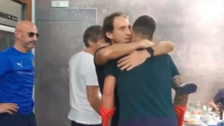 Italia, Europeo finito per Spinazzola: l’abbraccio degli azzurri a Coverciano
