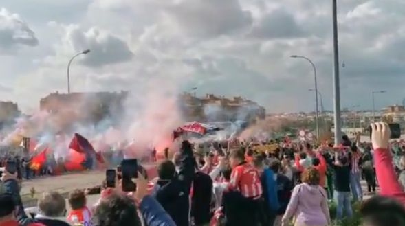 Tifosi colchoneros prima del derby con il Real Tifosi colchoneros prima del derby con il Real