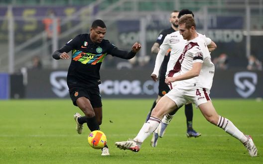 MILAN, ITALY - DECEMBER 22: Denzel Dumfries of FC Internazionale is challenged by Tommaso Pobega of Torino FC during the Serie A match between FC Internazionale and Torino FC at Stadio Giuseppe Meazza on December 22, 2021 in Milan, Italy. (Photo by Marco Luzzani/Getty Images) Torino, contro le grandi è sempre ko per 1-0. E anche Juric si interroga- immagine 2