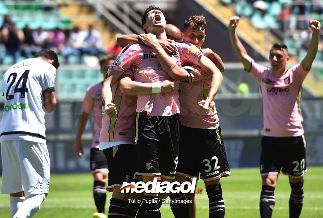  PALERMO, ITALY - MAY 01: Stefano Moreo of Palermo celebrates after scores his team's second goal during the Serie B match between US Citta di Palermo and AC Spezia at Stadio Renzo Barbera on May 01, 2019 in Palermo, Italy. (Photo by Tullio M. Puglia/Getty Images) 