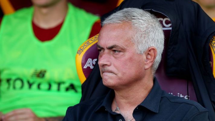ROME, ITALY - AUGUST 22: Jose Mourinho, Head Coach of AS Roma looks on prior to the Serie A match between AS Roma and US Cremonese at Stadio Olimpico on August 22, 2022 in Rome, Italy. (Photo by Paolo Bruno/Getty Images) Mourinho: “Vi dico la formazione e la scelta su Matic! Rispondo così sul rigorista e su Dybala” - immagine 1