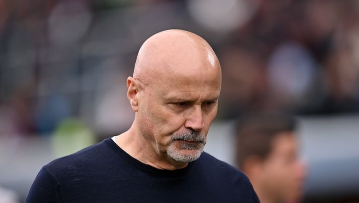 BOLOGNA, ITALY - APRIL 01: Stefano Colantuono, Head Coach of US Salernitana, looks on at half-time during the Serie A TIM match between Bologna FC and US Salernitana at Stadio Renato Dall'Ara on April 01, 2024 in Bologna, Italy. (Photo by Alessandro Sabattini/Getty Images) Colantuono: “Dia? Cerchiamo una quadra con gli agenti, aspetto il club. Stop Manolas, Tchaouna…” - immagine 1