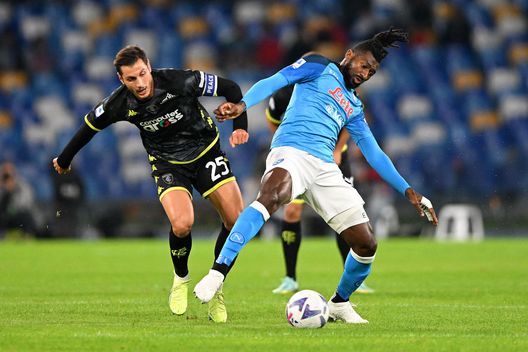 Andre-Frank Zambo Anguissa (Getty Images) PAGELLE Lozano “sposta” il bus toscano, Spalletti l’indovino dei cambi. Osimhen, che voglia!- immagine 2