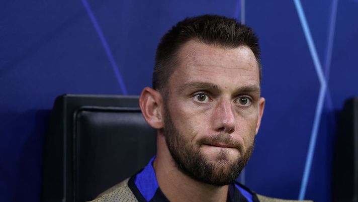 MILAN, ITALY - SEPTEMBER 07: Stefan De Vrij of FC Internazionale looks on prior to the UEFA Champions League group C match between FC Internazionale and FC Bayern München at San Siro Stadium on September 07, 2022 in Milan, Italy. (Photo by Francesco Scaccianoce/Getty Images)  Gazzetta: “Sprint Inter-de Vrij: intesa per il rinnovo. I dettagli e quando verrà ufficializzato” - immagine 1
