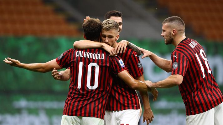 Milan-Bologna 5-1: i rossoneri celebrano il gol di Hakan Calhanoglu (credits: GETTY Images) 